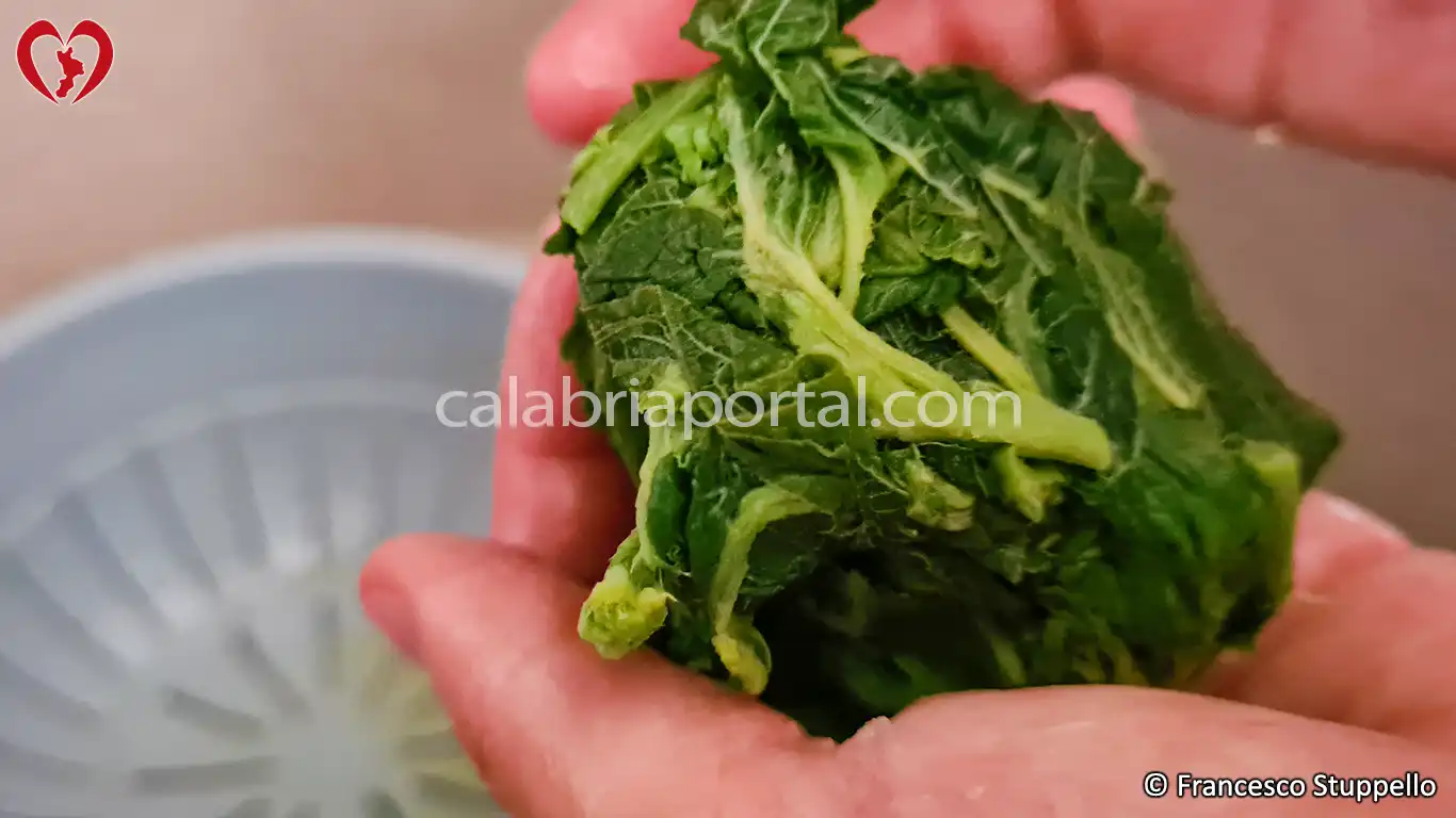 Ricetta delle Foglie di Amaranto con Patate Lesse e Peperoni alla Calabrese: scolate e strizzate le foglie Ricetta delle Foglie di Amaranto con Patate Lesse e Peperoni alla Calabrese: scolate e strizzate le foglie