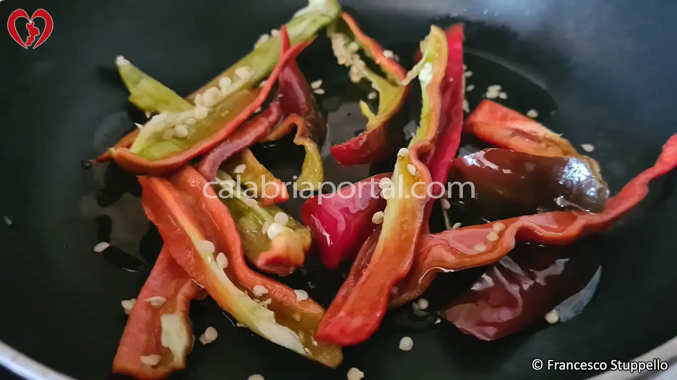 Ricetta delle Foglie di Amaranto con Patate Lesse e Peperoni alla Calabrese: fate rosolare i peperoni