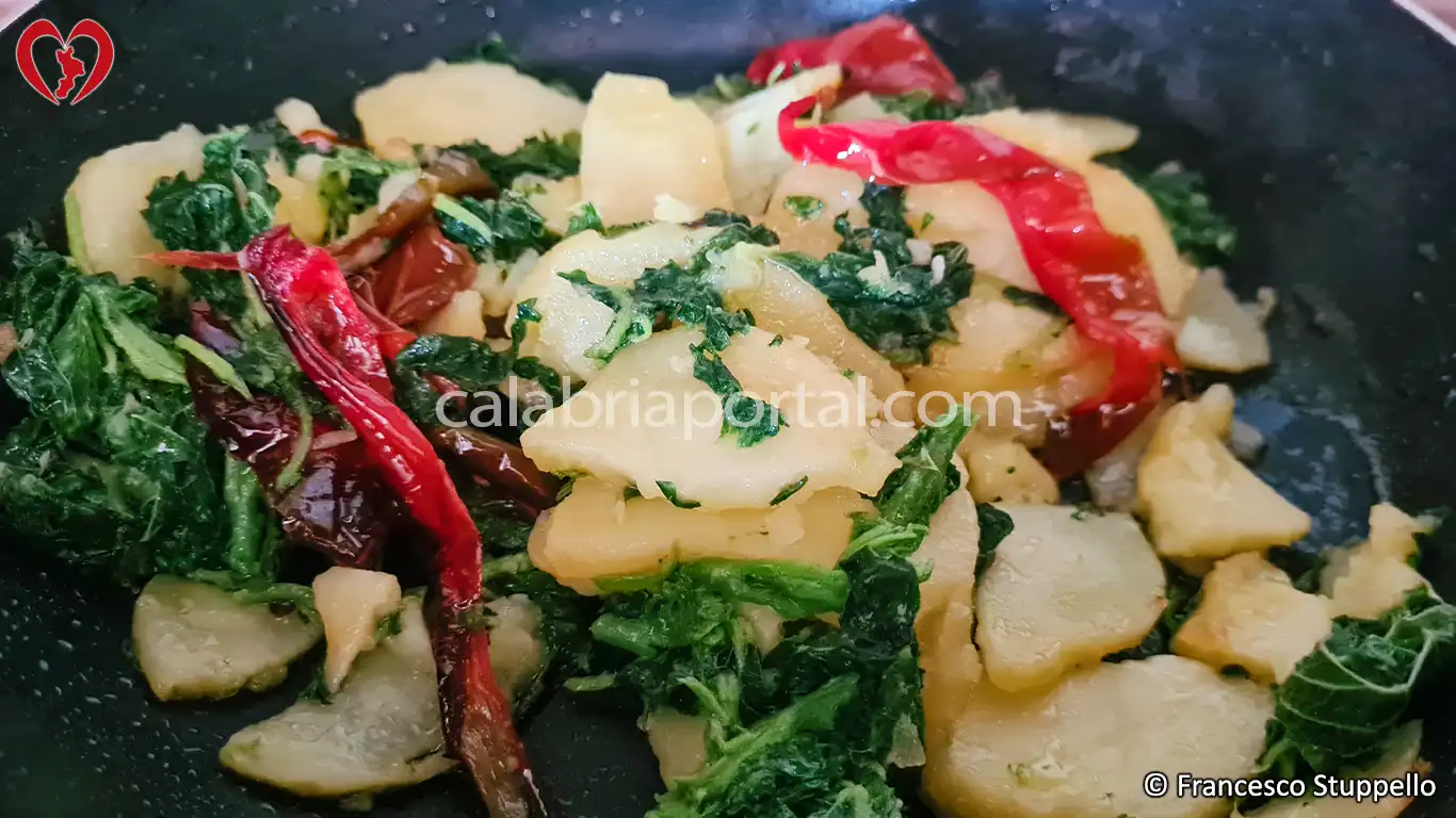 Ricetta delle Foglie di Amaranto con Patate Lesse e Peperoni alla Calabrese: fate cuocere il tutto a fuoco medio Ricetta delle Foglie di Amaranto con Patate Lesse e Peperoni alla Calabrese: fate cuocere il tutto a fuoco medio