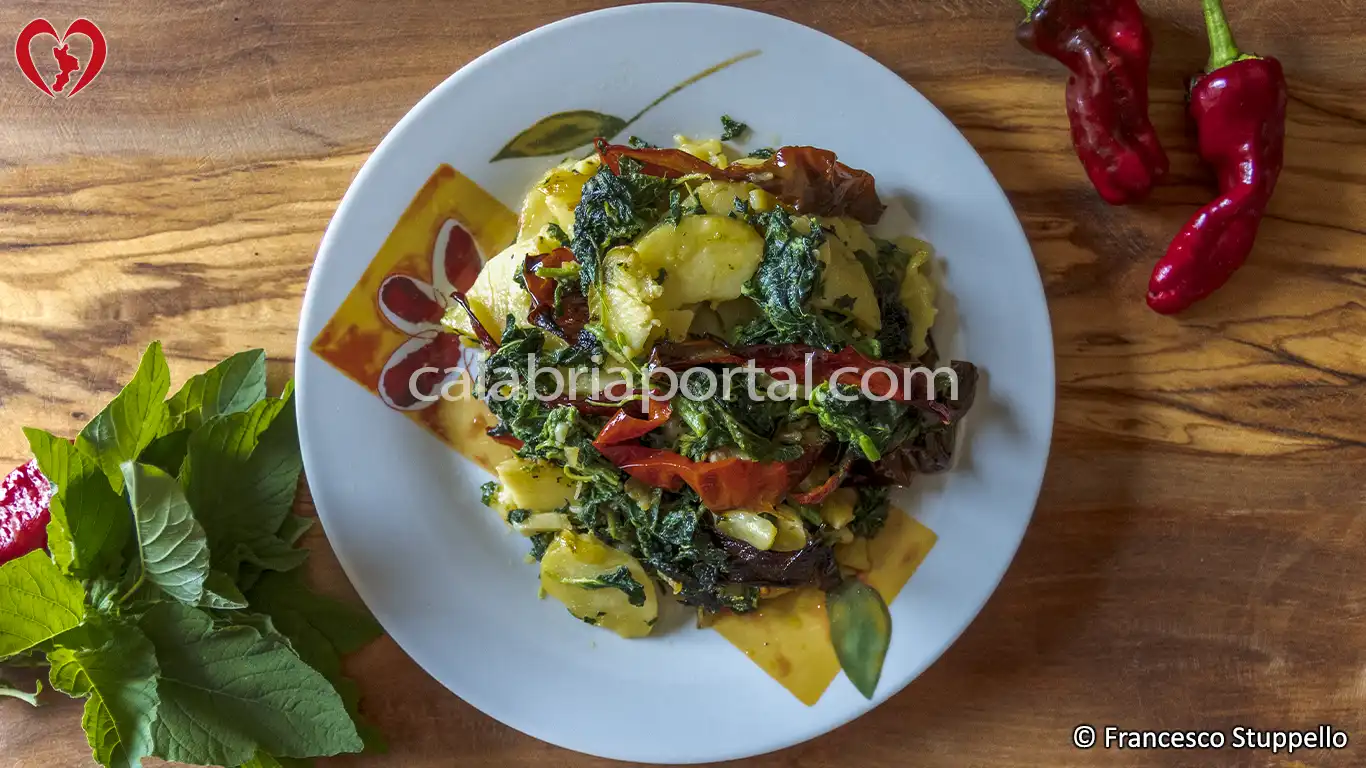 Ricetta delle Foglie di Amaranto con Patate Lesse e Peperoni alla Calabrese: fate cuocere il tutto a fuoco medio Ricetta delle Foglie di Amaranto con Patate Lesse e Peperoni alla Calabrese: fate cuocere il tutto a fuoco medio