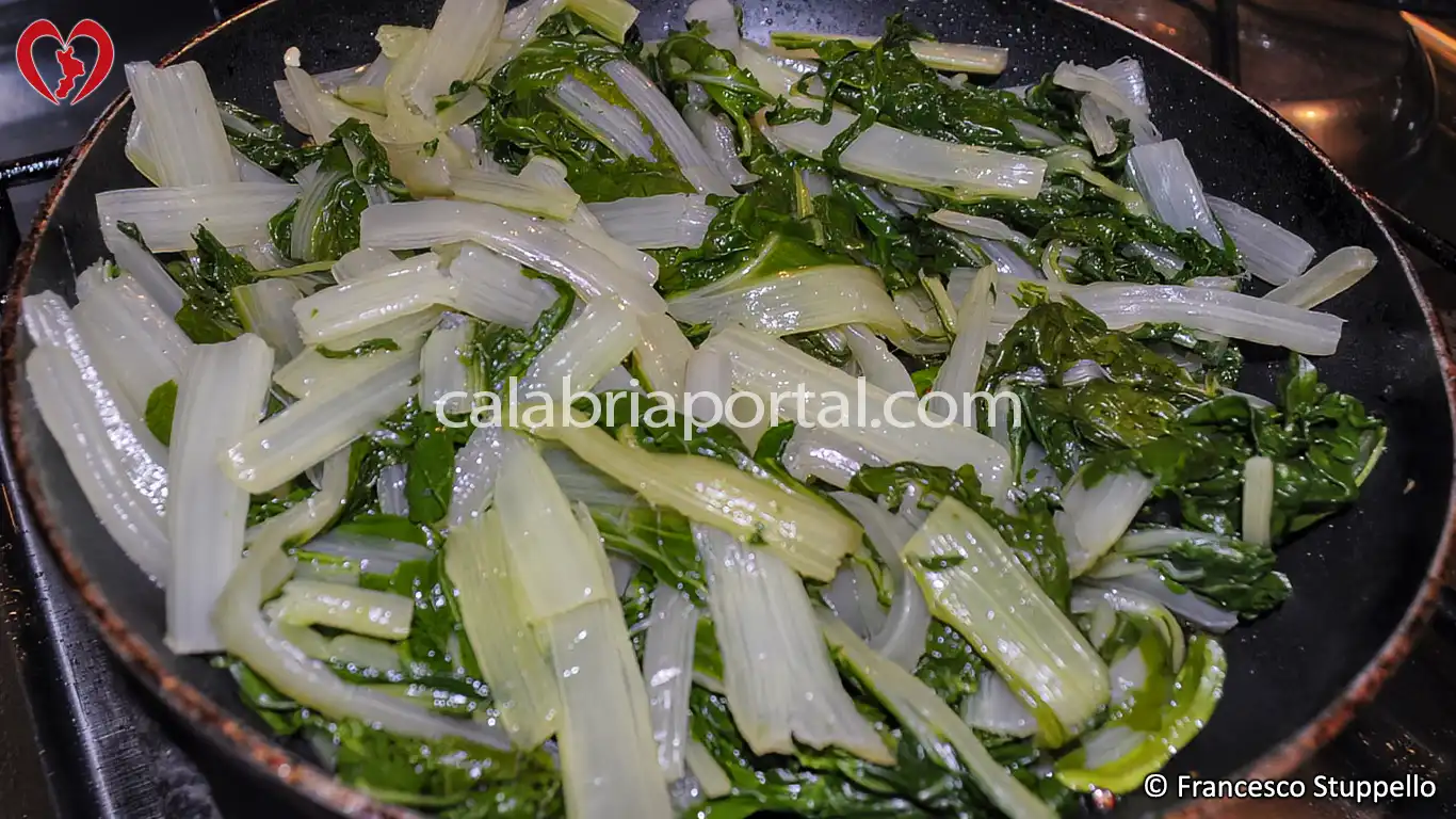 Ricetta delle Biete e Patate alla Calabrese: aggiungete biete e patate.