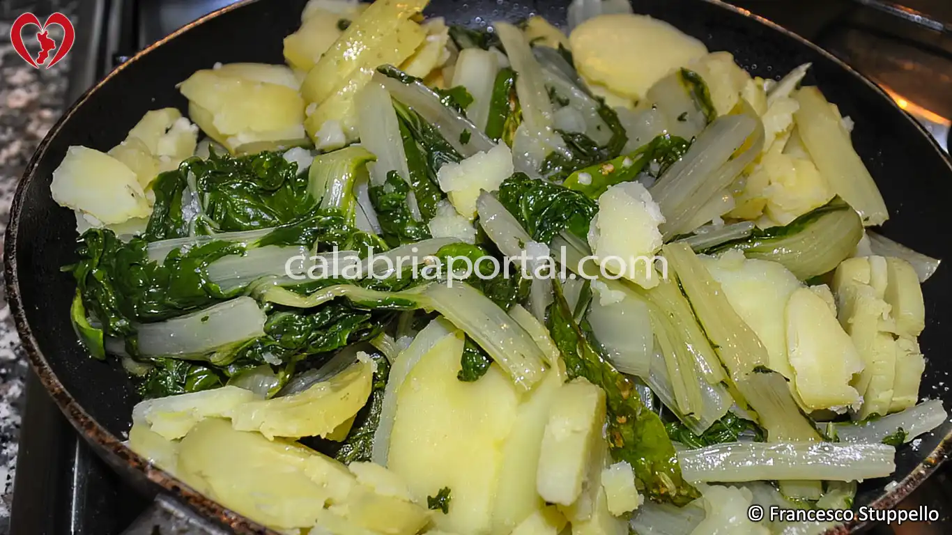 Ricetta delle Biete e Patate alla Calabrese: fate cuocere il tutto.