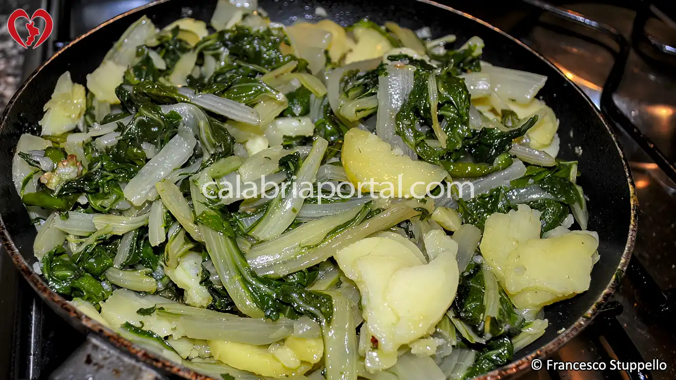 Ricetta delle Biete e Patate alla Calabrese: impiattate e servite.