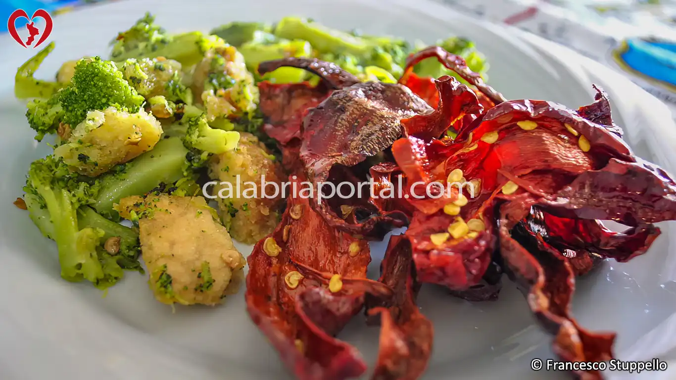 Ricetta dei Broccoli in Padella con Pane Duro e Peperoni Croccanti alla Calabrese Ricetta dei Broccoli in Padella con Pane Duro e Peperoni Croccanti alla Calabrese