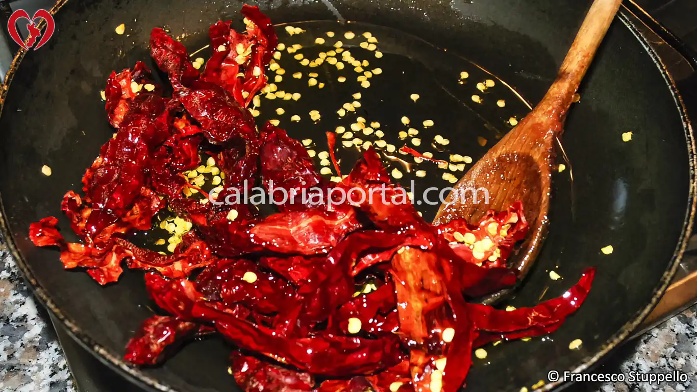 Ricetta dei Broccoli in Padella con Pane Duro e Peperoni Croccanti alla Calabrese: preparata i peperoni croccanti. Ricetta dei Broccoli in Padella con Pane Duro e Peperoni Croccanti alla Calabrese: preparata i peperoni croccanti.