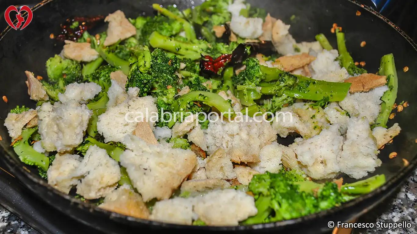 Ricetta dei Broccoli in Padella con Pane Duro e Peperoni Croccanti alla Calabrese: fate cuocere.