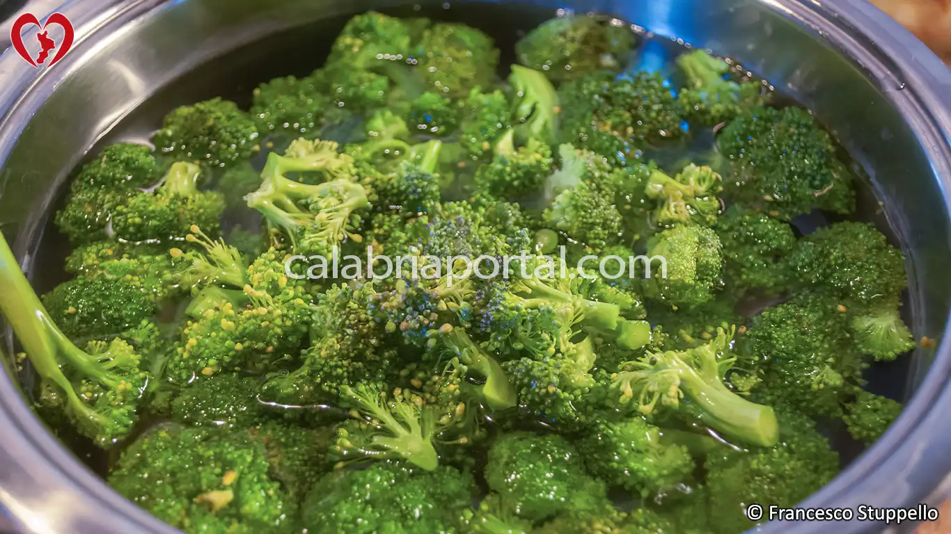 Ricetta dei Broccoli e Patate Fritte alla Calabrese: fate lessare i broccoli. Ricetta dei Broccoli e Patate Fritte alla Calabrese: fate lessare i broccoli.