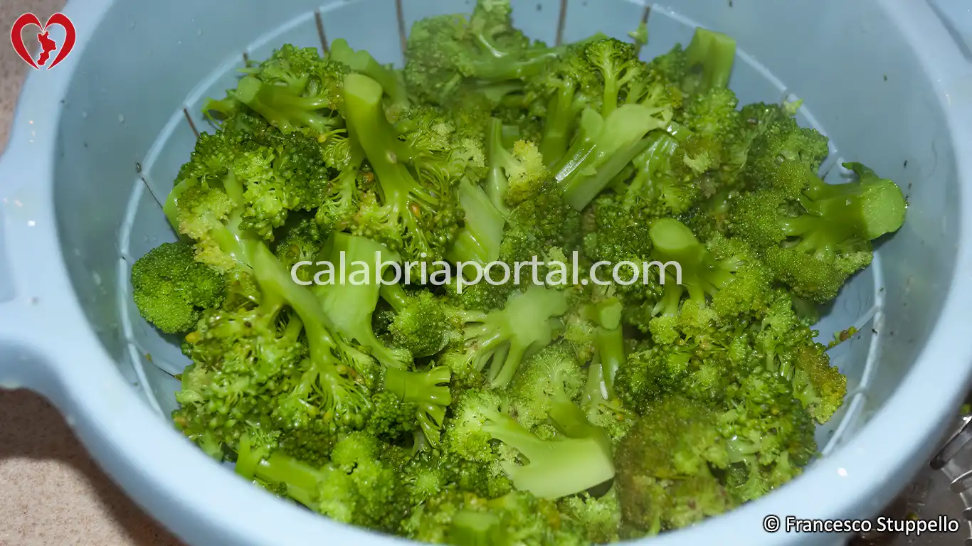 Ricetta dei Broccoli e Patate Fritte alla Calabrese: fate lessare i broccoli. Ricetta dei Broccoli e Patate Fritte alla Calabrese: fate lessare i broccoli.