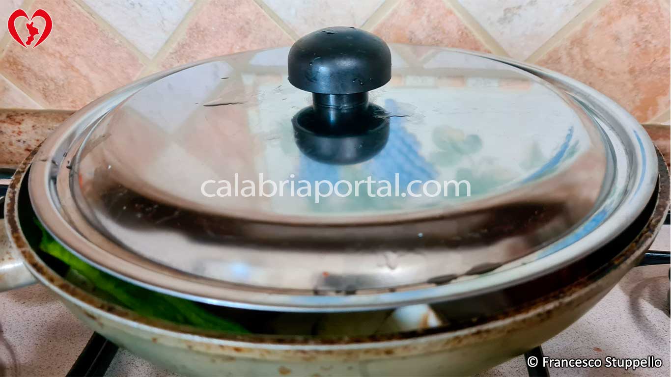 Ricetta della Ciambotta Calabrese: fate cuocere a fuoco medio