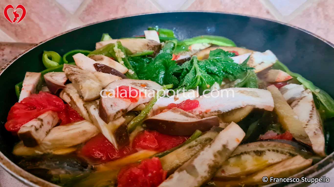 Ricetta della Ciambotta Calabrese: a mezza cottura salate