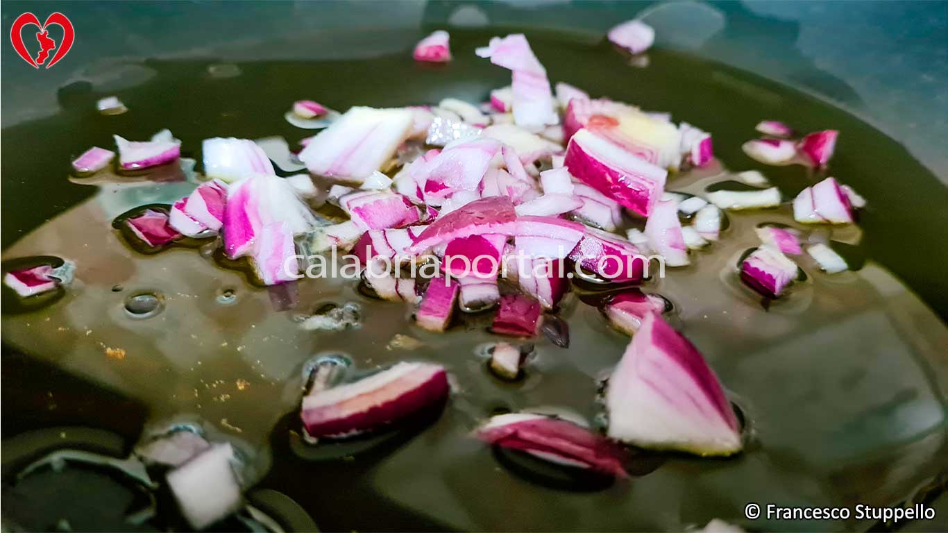 Ricetta della Ciambotta Calabrese: tagliate la cipolla