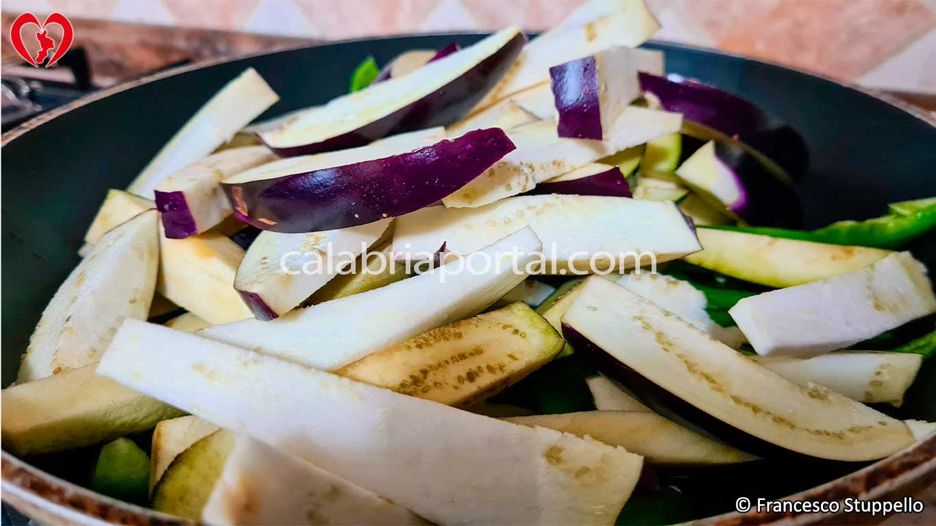 Ricetta della Ciambotta Calabrese: tagliate le melanzane a listarelle
