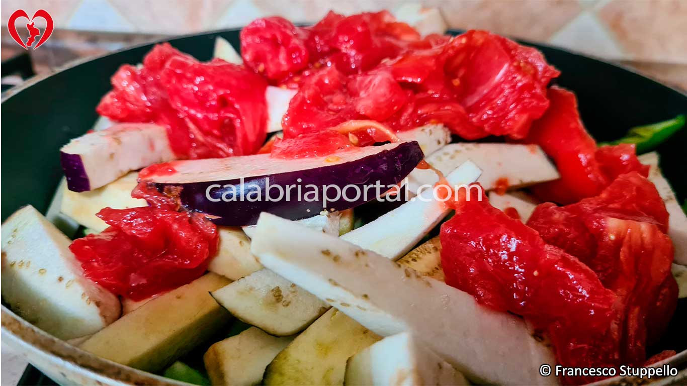 Ricetta della Ciambotta Calabrese: tagliate i pomodori a pezzetti