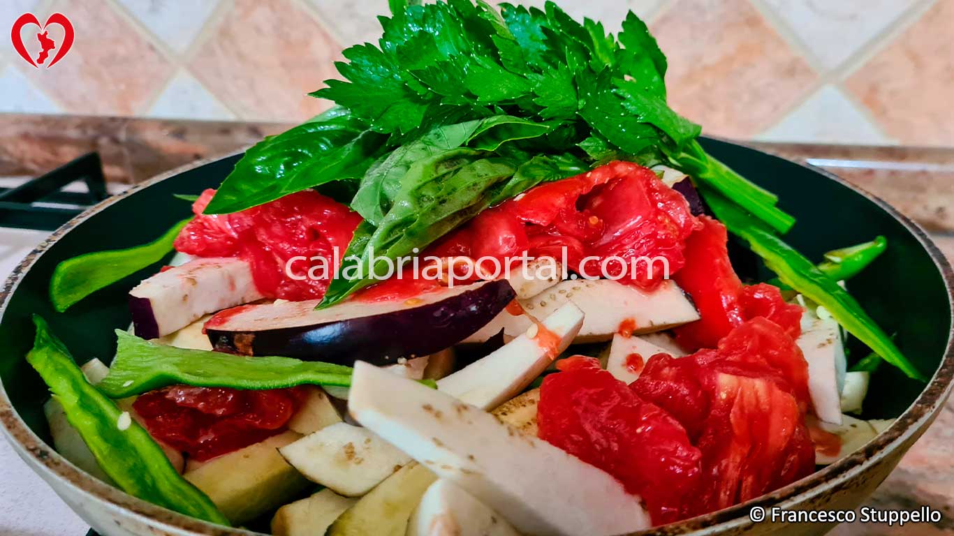 Ricetta della Ciambotta Calabrese: aggiungete sedano e basilico