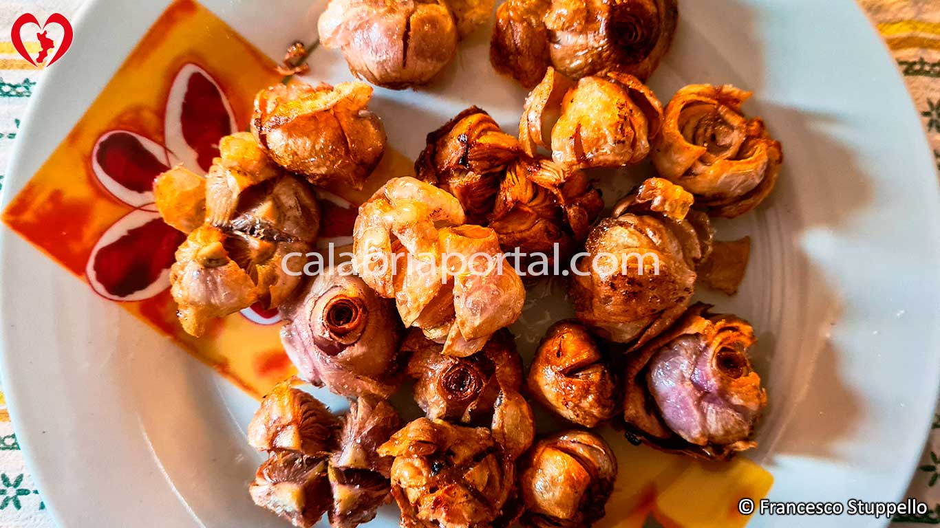 Impiattate le Cipolline Fritte e Servite Impiattate le Cipolline Fritte e Servite