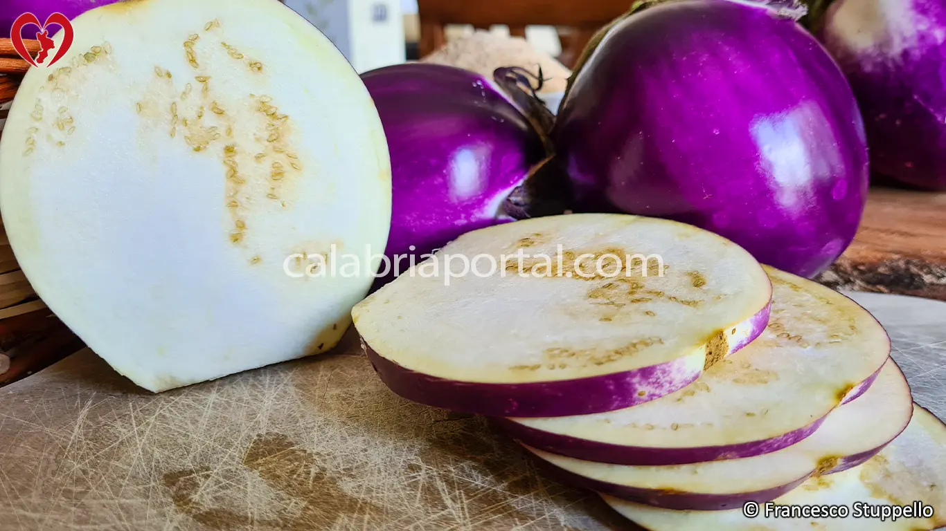 Ricetta delle Cotolette di Melanzane: tagliate a fette le melanzane.