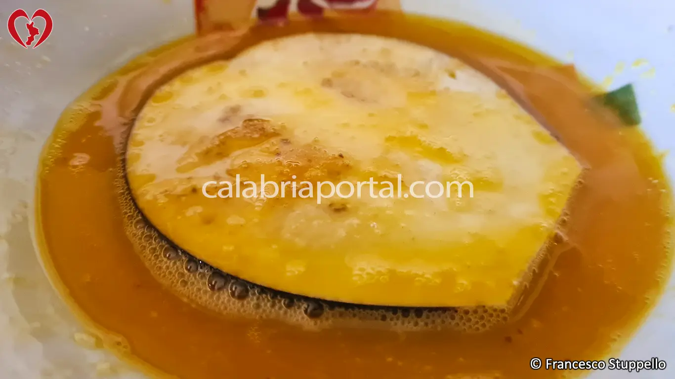 Ricetta delle Cotolette di Melanzane: immergete nell'uovo le melanzane.
