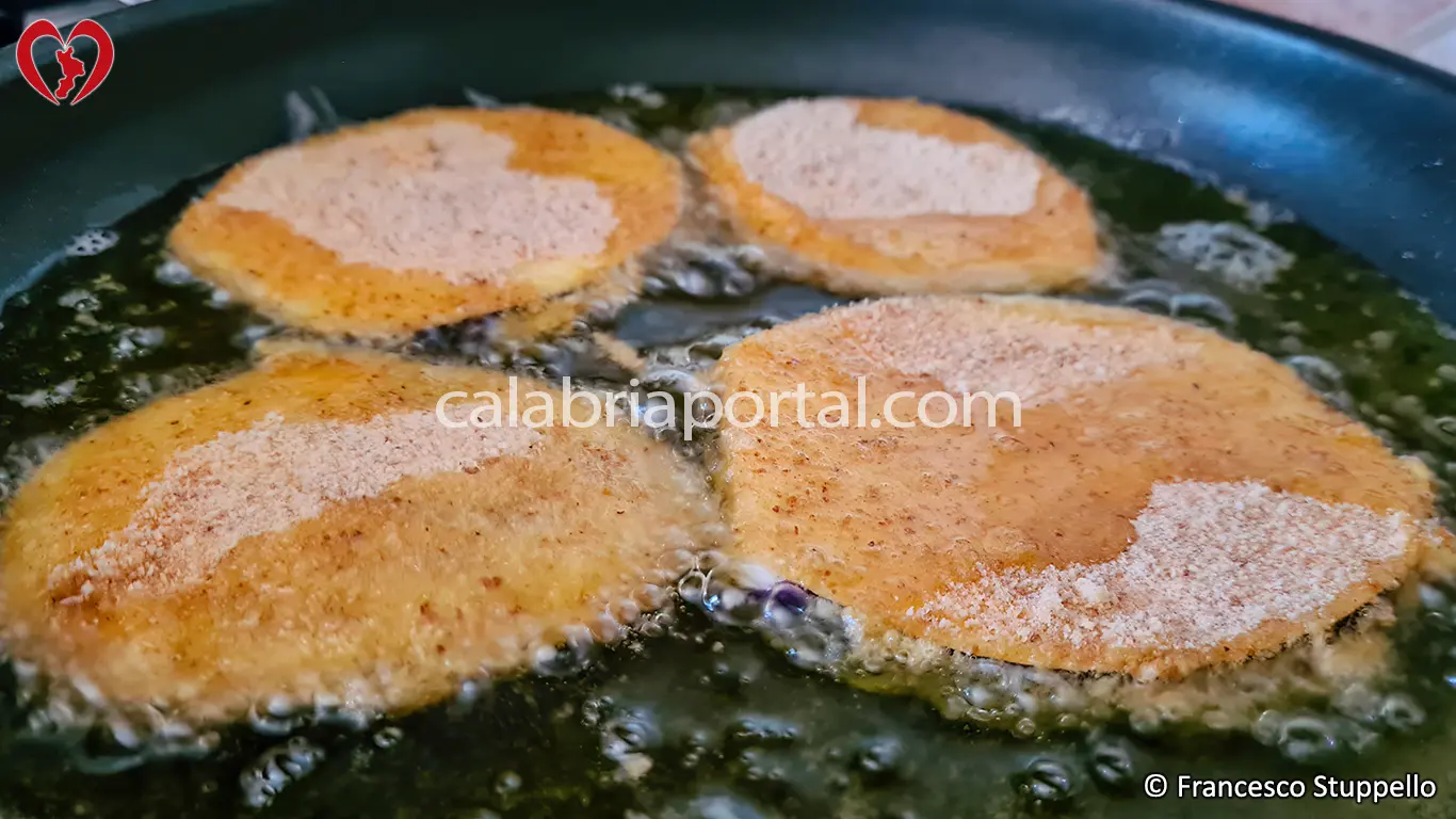 Ricetta delle Cotolette di Melanzane: fate friggere.
