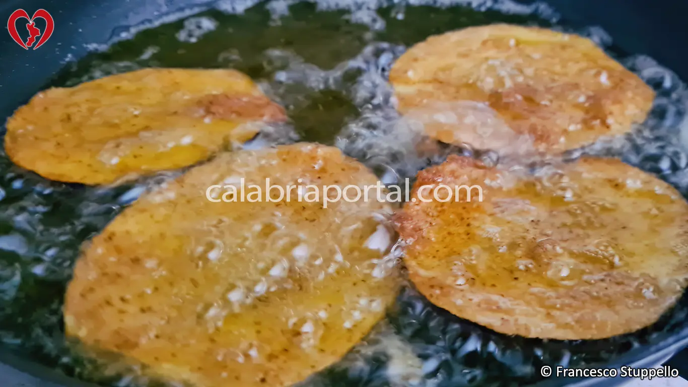 Ricetta delle Cotolette di Melanzane: girate le fette.