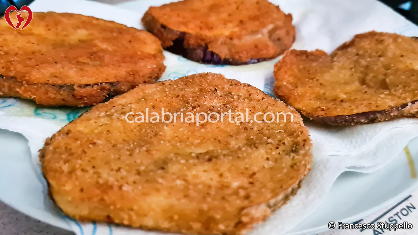 Ricetta delle Cotolette di Melanzane: ponete le fette su carta assorbente.
