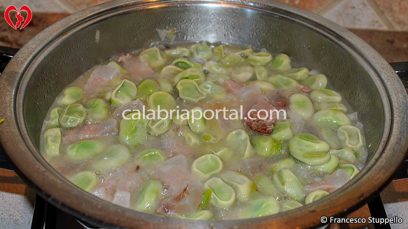 Ricetta delle Fave e Guanciale alla Calabrese: aggiustate di sale