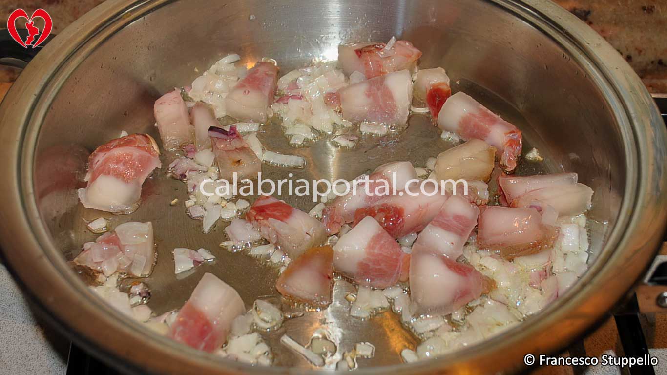 Ricetta delle Fave e Guanciale alla Calabrese: fate rosolare