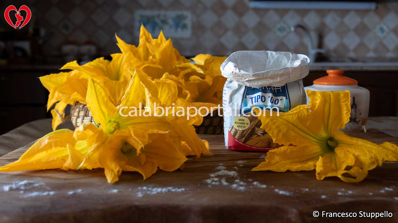 Ricetta dei Fiori di Zucca alla Calabrese: gli Ingredienti Ricetta dei Fiori di Zucca alla Calabrese: gli Ingredienti
