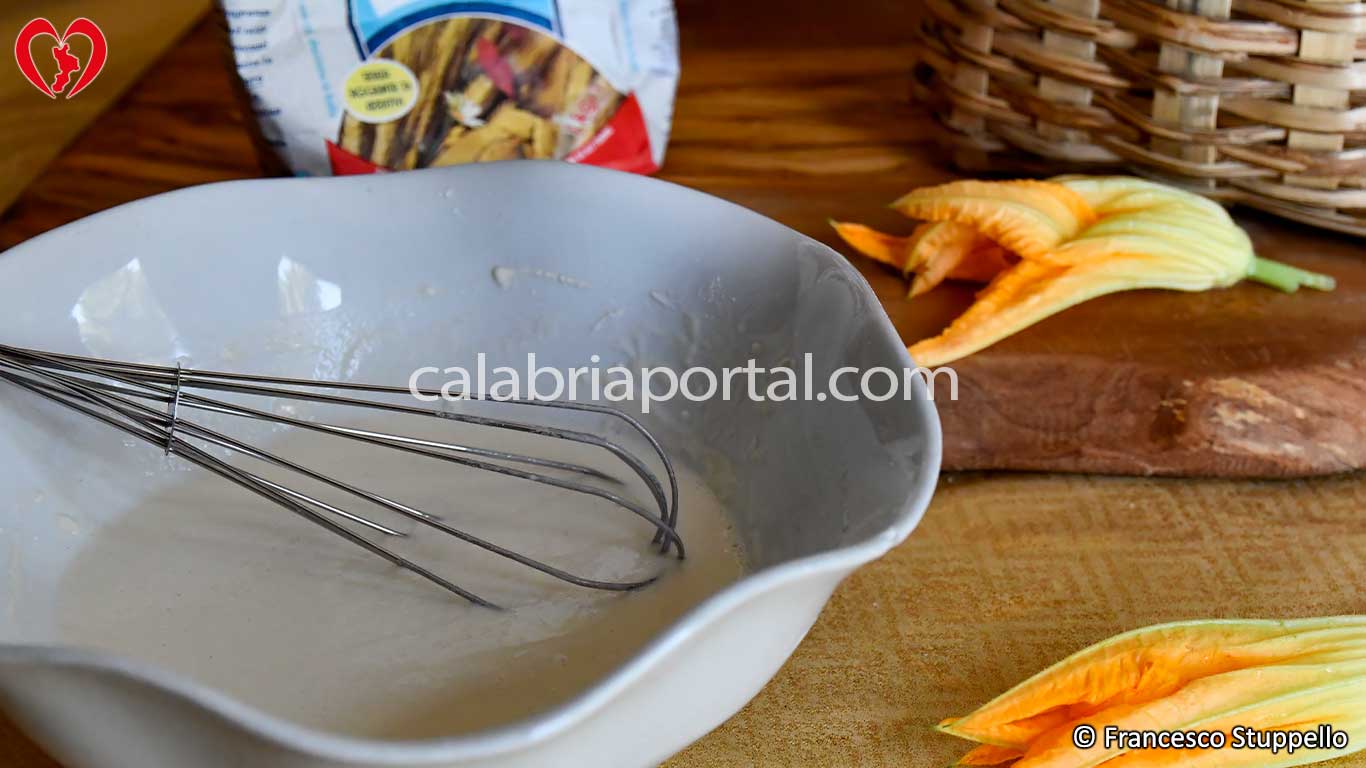 Ricetta dei Fiori di Zucca alla Calabrese: Preparate la Pastella Ricetta dei Fiori di Zucca alla Calabrese: Preparate la Pastella