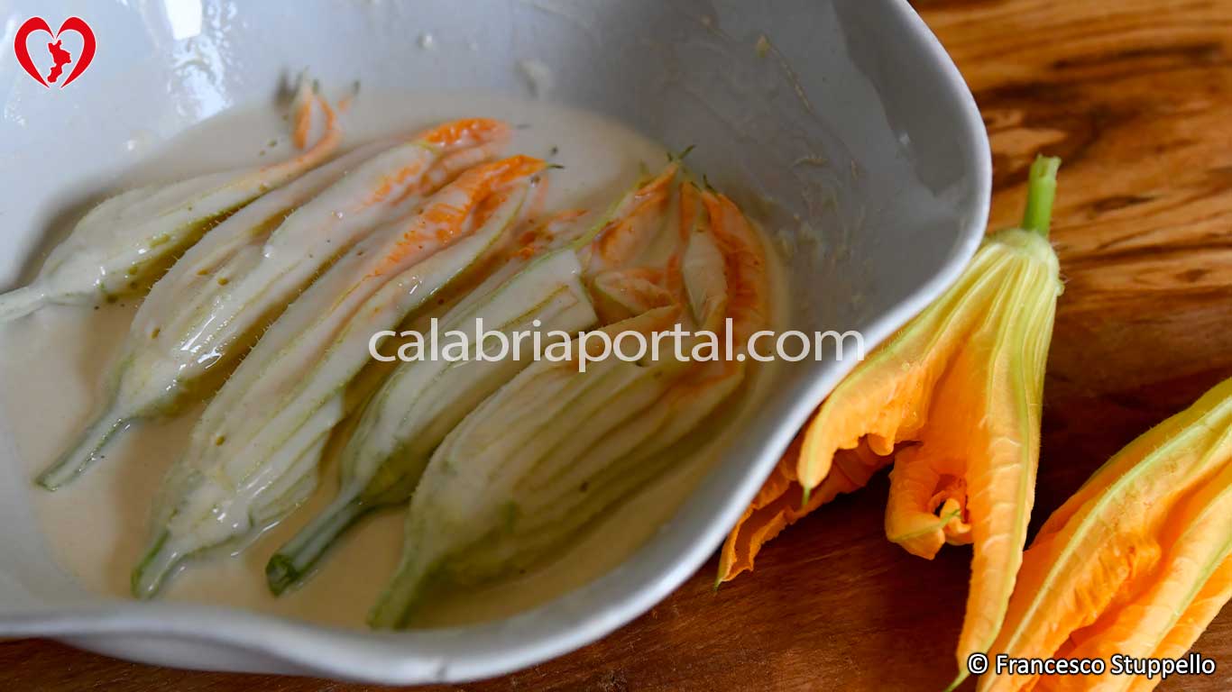 Ricetta dei Fiori di Zucca alla Calabrese: Passate i Fiori nella Pastella Ricetta dei Fiori di Zucca alla Calabrese: Passate i Fiori nella Pastella