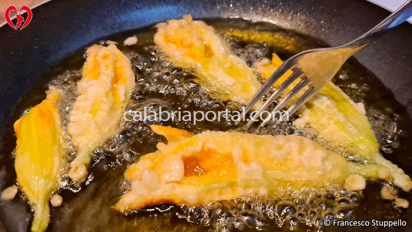 Ricetta dei Fiori di Zucca alla Calabrese: Fate friggere i fiori in abbondante olio di oliva Ricetta dei Fiori di Zucca alla Calabrese: Fate friggere i fiori in abbondante olio di oliva