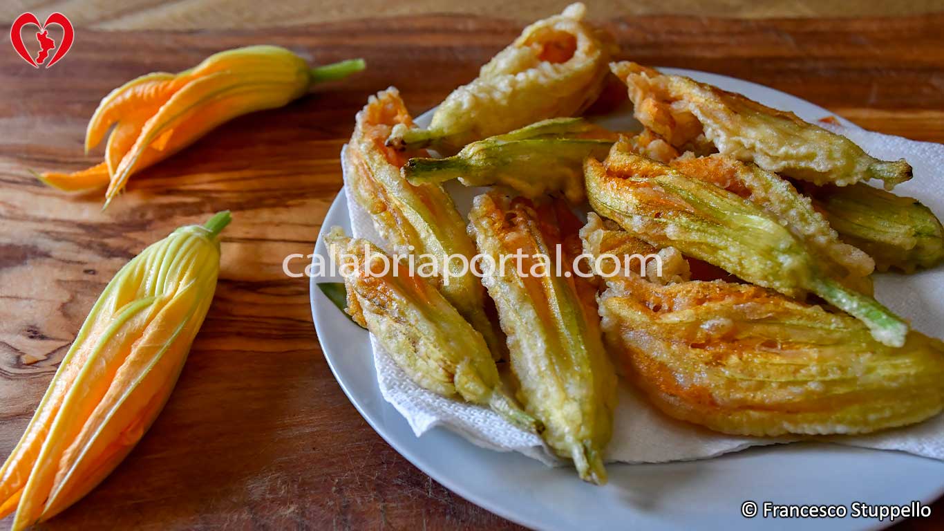 Ricetta dei Fiori di Zucca alla Calabrese: riponete i fiori su carta assorbente Ricetta dei Fiori di Zucca alla Calabrese: riponete i fiori su carta assorbente