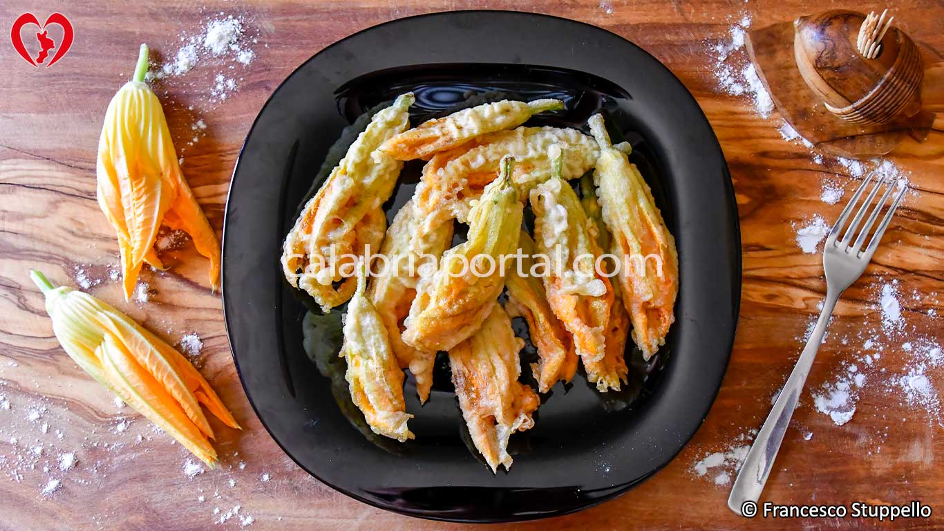 Ricetta dei Fiori di Zucca alla Calabrese: impiattate e servite Ricetta dei Fiori di Zucca alla Calabrese: impiattate e servite