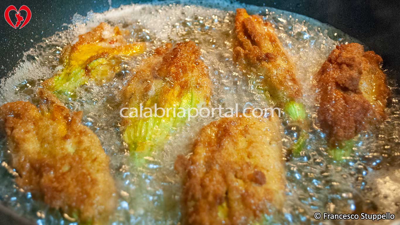 Ricetta dei Fiori di Zucca Ripieni alla Calabrese: fate friggere Ricetta dei Fiori di Zucca Ripieni alla Calabrese: fate friggere