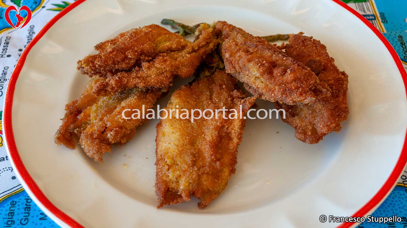 Ricetta dei Fiori di Zucca Ripieni alla Calabrese: impiattate e servite Ricetta dei Fiori di Zucca Ripieni alla Calabrese: impiattate e servite