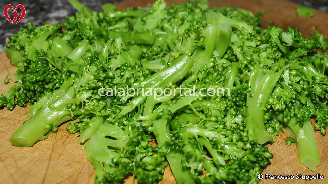 Ricetta delle Frittelle di Broccoli alla Calabrese: tritate le cimette