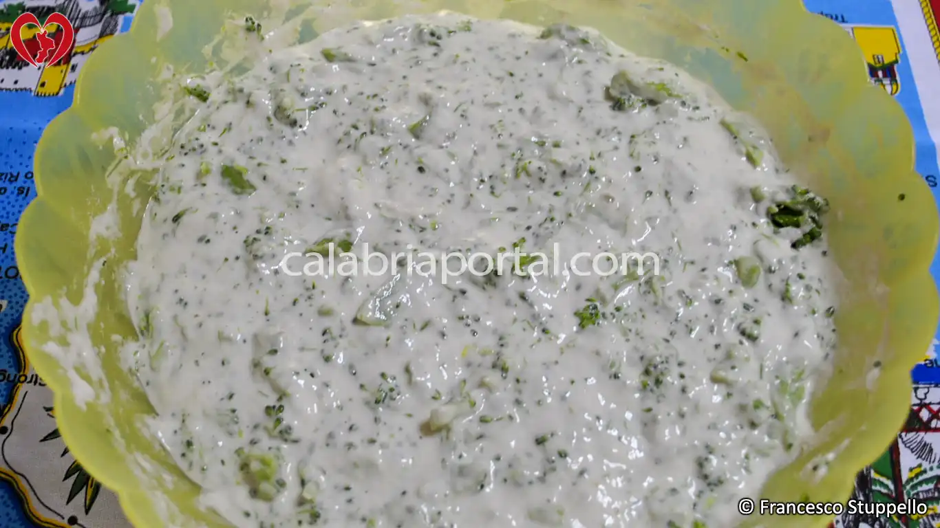 Ricetta delle Frittelle di Broccoli alla Calabrese: fate amalgamare gli ingredienti.