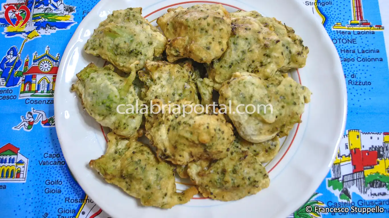 Ricetta delle Frittelle di Broccoli alla Calabrese: impiattate e servite.