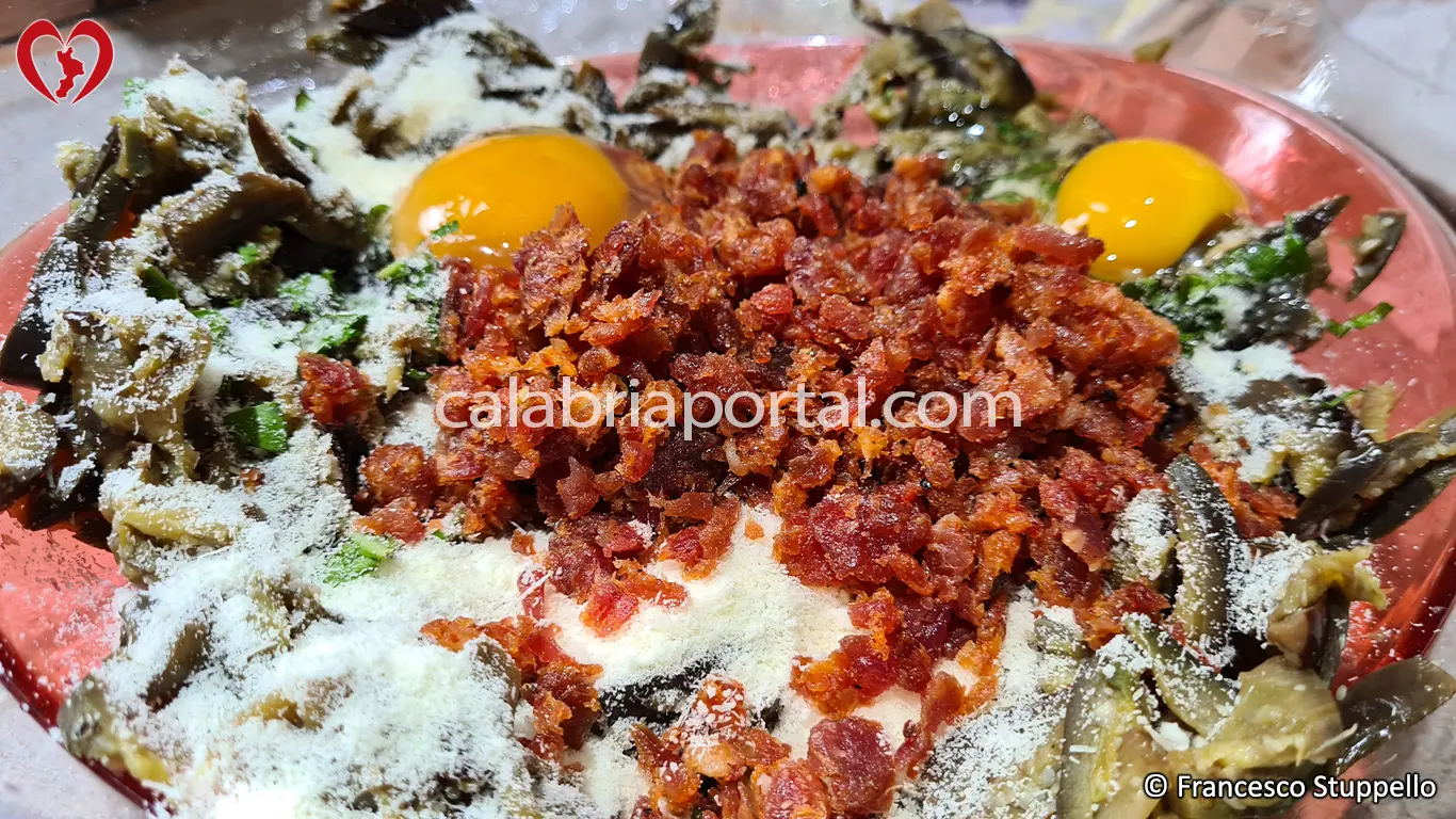 Ricetta delle Frittelle di Melanzane di Nonna Maria: mescolate gli ingredienti. Ricetta delle Frittelle di Melanzane di Nonna Maria: mescolate gli ingredienti.