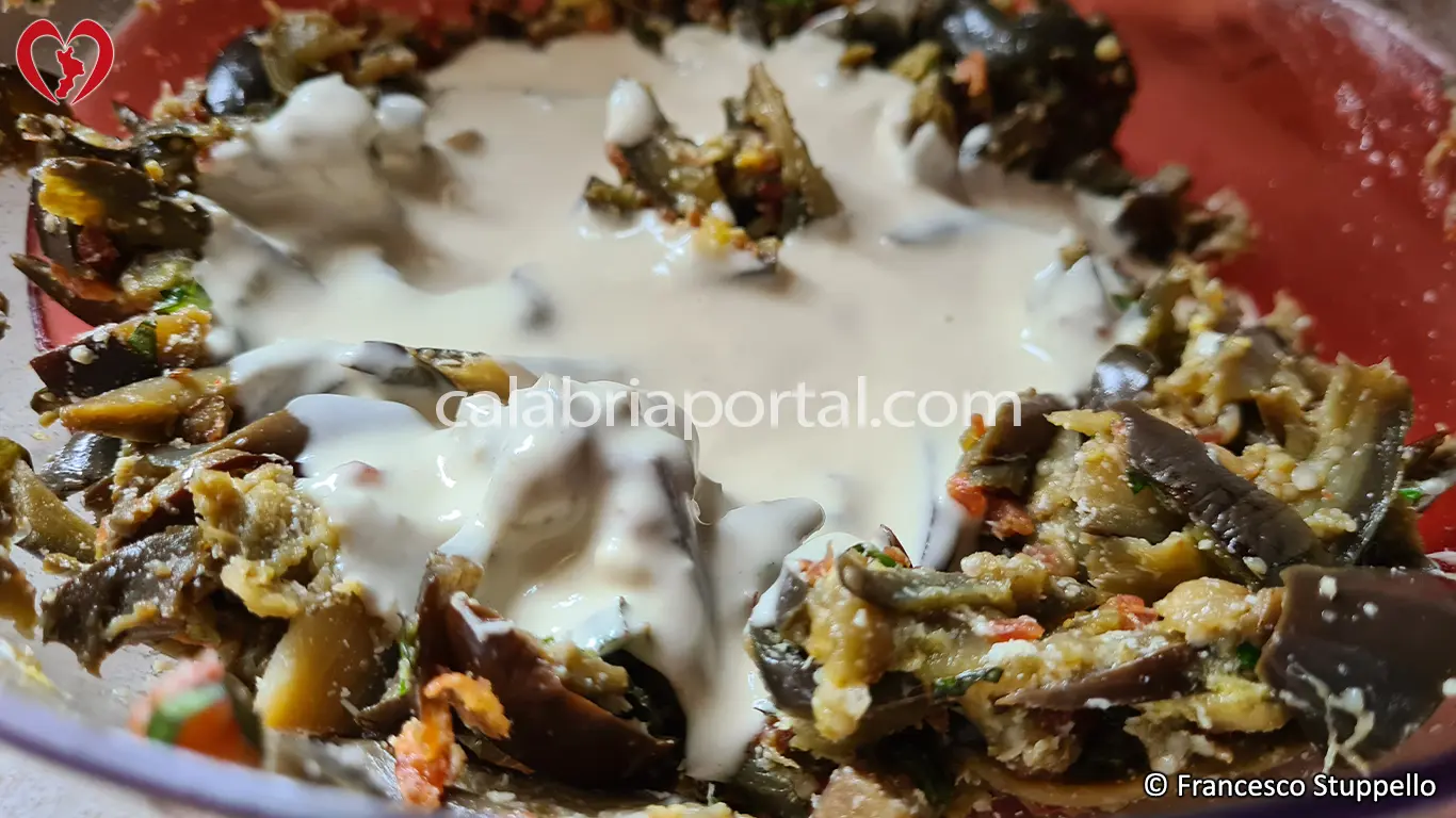 Ricetta delle Frittelle di Melanzane di Nonna Maria: preparate la pastella. Ricetta delle Frittelle di Melanzane di Nonna Maria: preparate la pastella.