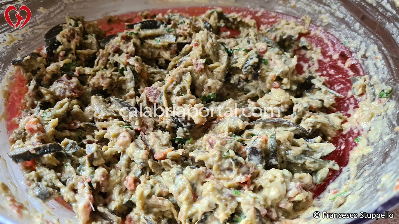 Ricetta delle Frittelle di Melanzane di Nonna Maria: mescolata il tutto. Ricetta delle Frittelle di Melanzane di Nonna Maria: mescolata il tutto.