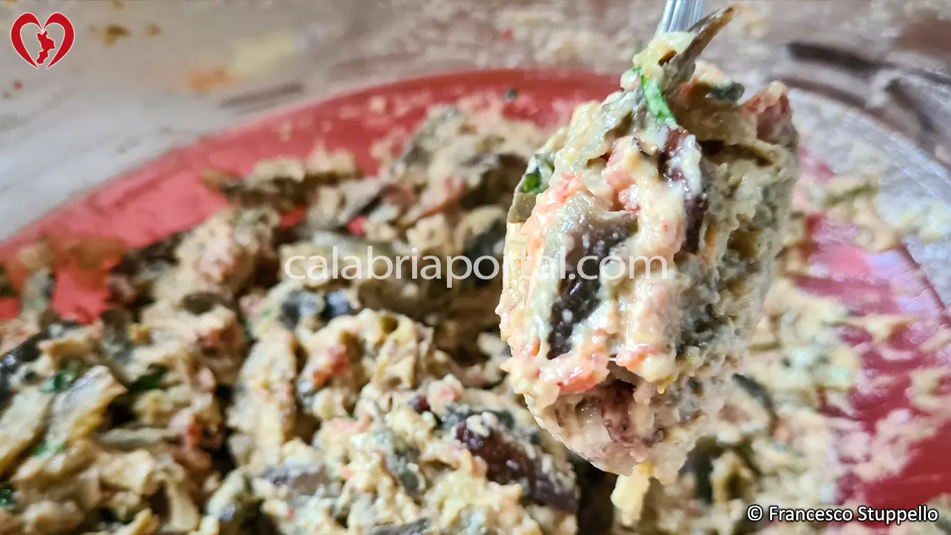 Ricetta delle Frittelle di Melanzane di Nonna Maria: formate le frittelle. Ricetta delle Frittelle di Melanzane di Nonna Maria: formate le frittelle.