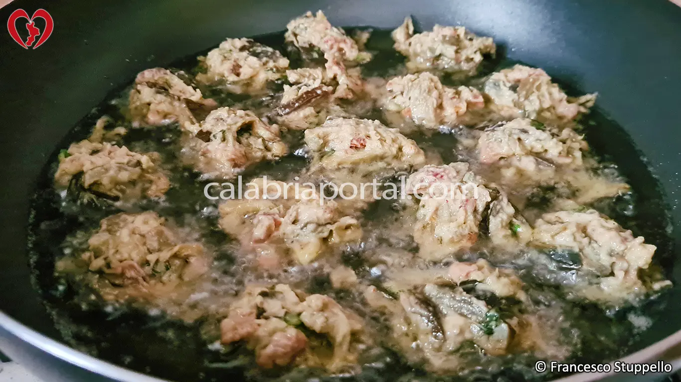 Ricetta delle Frittelle di Melanzane di Nonna Maria: fate friggere le frittelle. Ricetta delle Frittelle di Melanzane di Nonna Maria: fate friggere le frittelle.