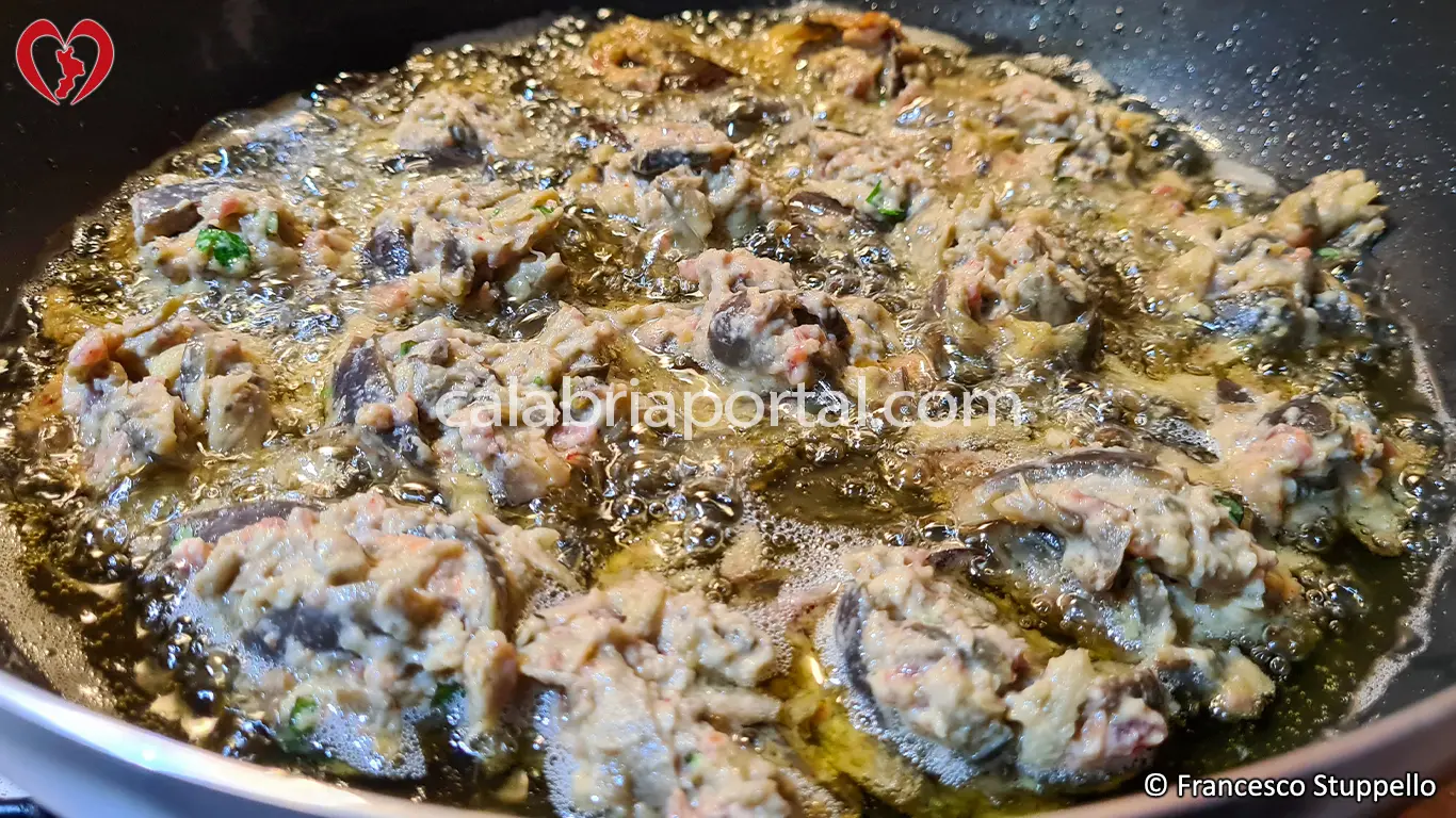 Ricetta delle Frittelle di Melanzane di Nonna Maria: girate le frittelle. Ricetta delle Frittelle di Melanzane di Nonna Maria: girate le frittelle.