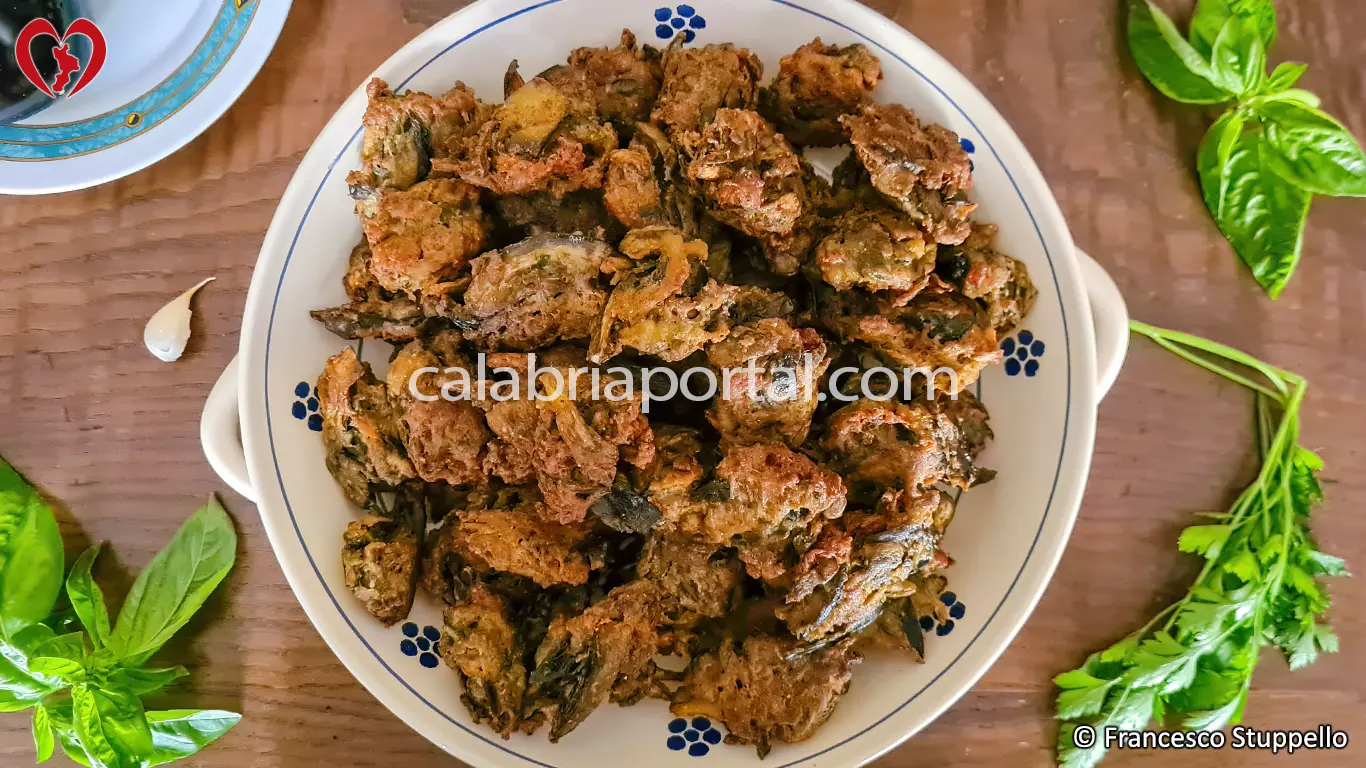 Ricetta delle Frittelle di Melanzane di Nonna Maria: impiattate e servite. Ricetta delle Frittelle di Melanzane di Nonna Maria: impiattate e servite.