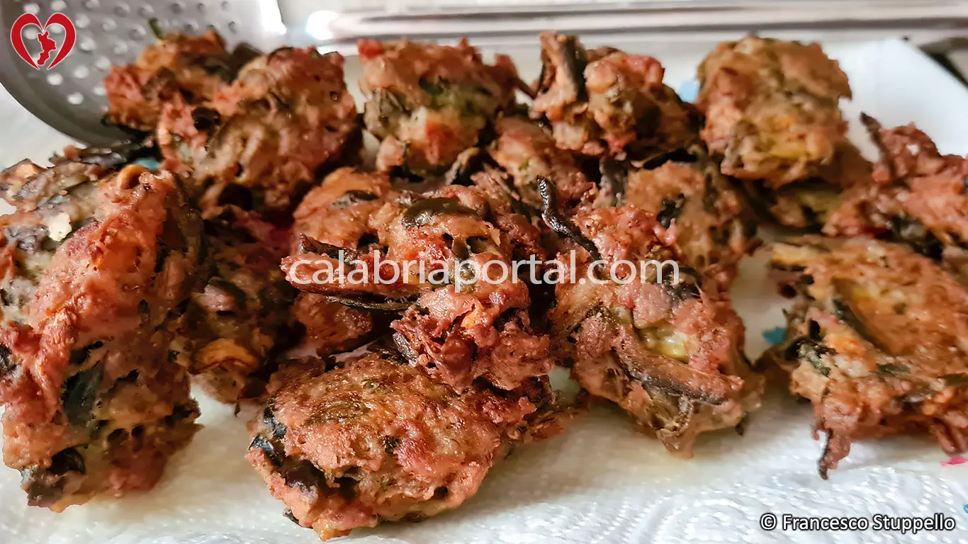Ricetta delle Frittelle di Melanzane di Nonna Maria: ponete le frittelle su della carta assorbente. Ricetta delle Frittelle di Melanzane di Nonna Maria: ponete le frittelle su della carta assorbente.