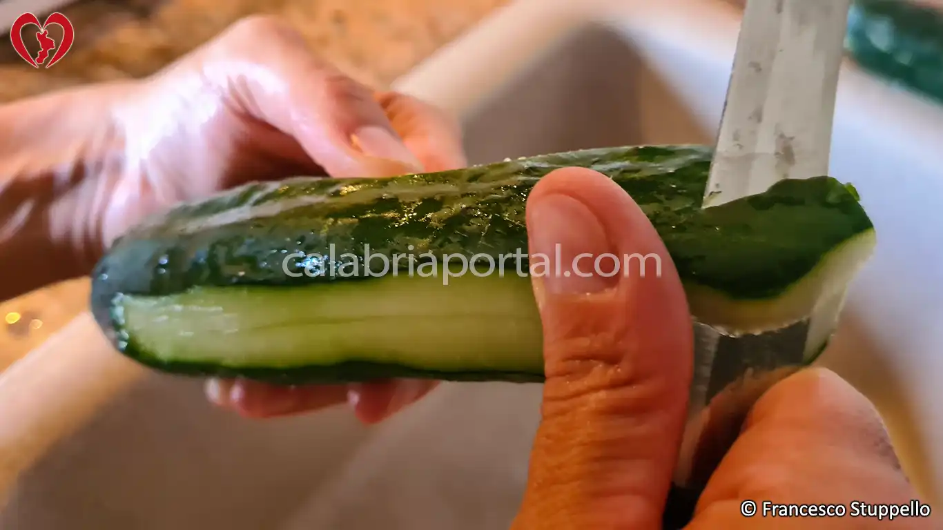 Ricetta dell'Insalata di Cetrioli alla Calabrese: lavate e sbucciate i cetrioli