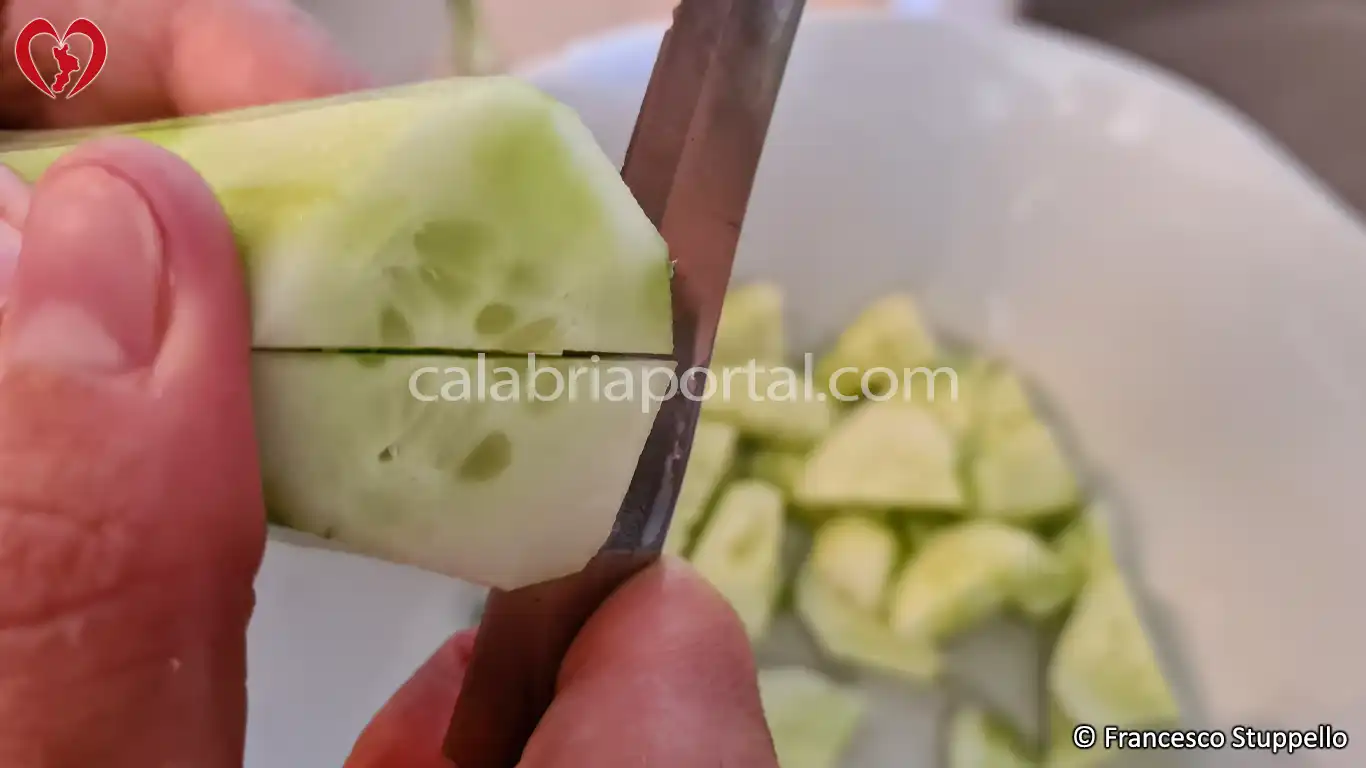 Ricetta dell'Insalata di Cetrioli alla Calabrese: spaccate a metà i cetrioli e tagliateli a fette