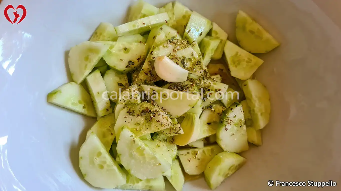Ricetta dell'Insalata di Cetrioli alla Calabrese: condite