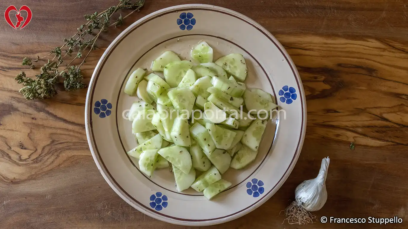 Ricetta dell'Insalata di Cetrioli alla Calabrese: girate e impiattate