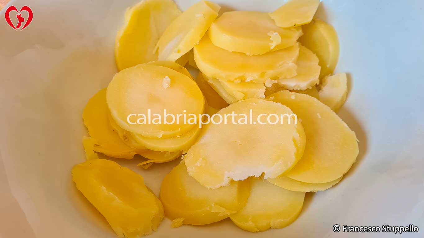Insalata di Patate e Cipolle alla Calabrese: fate lessare le patate